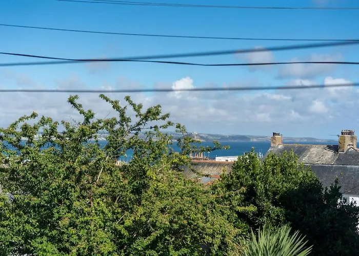 Stunning Central Penzance Apartment With Sea Views