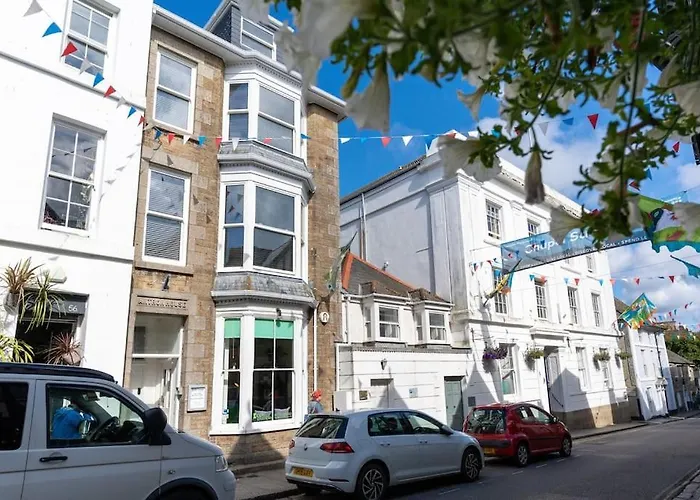 Stunning Central Penzance Apartment With Sea Views