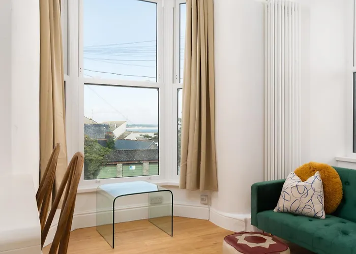 Stunning Central Penzance Apartment With Sea Views